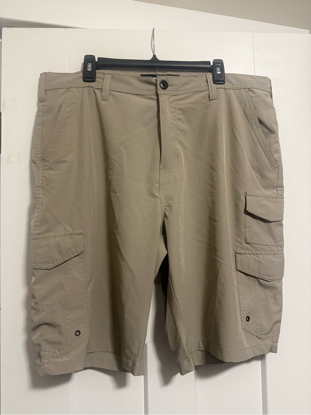 Men's Khaki Cargo Shorts with Multi-Pocket Utility